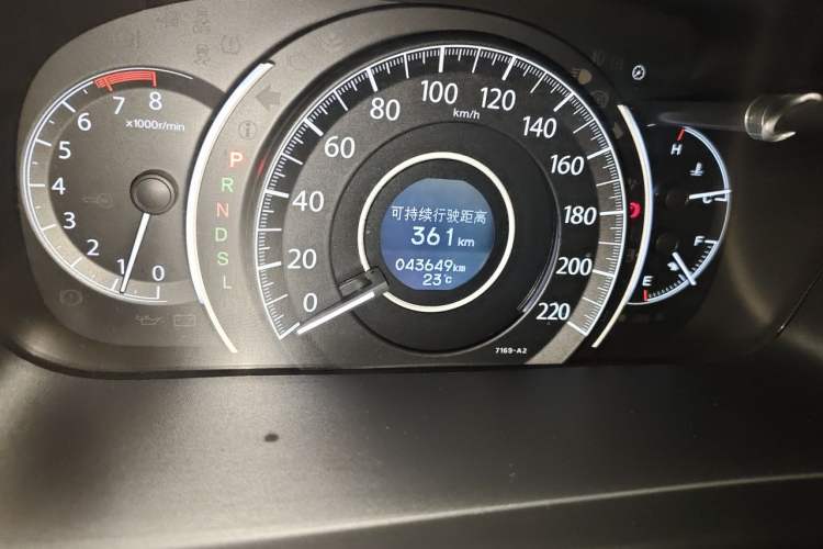 Used Honda CR-V 2015 2.4L four-wheel drive luxury version Odometer Close Up