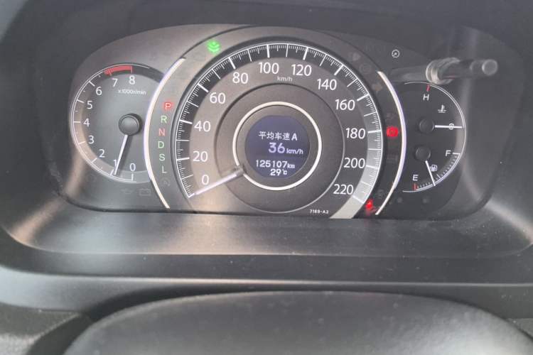 Used Honda CR-V 2015 2.4L two-wheel drive luxury version Odometer Close Up