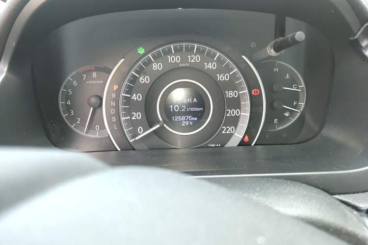 Used Honda CR-V 2015 2.4L two-wheel drive luxury version Odometer Close Up