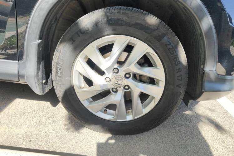 Used Honda CR-V 2015 2.4L four-wheel drive luxury version Right Front Wheel Hub