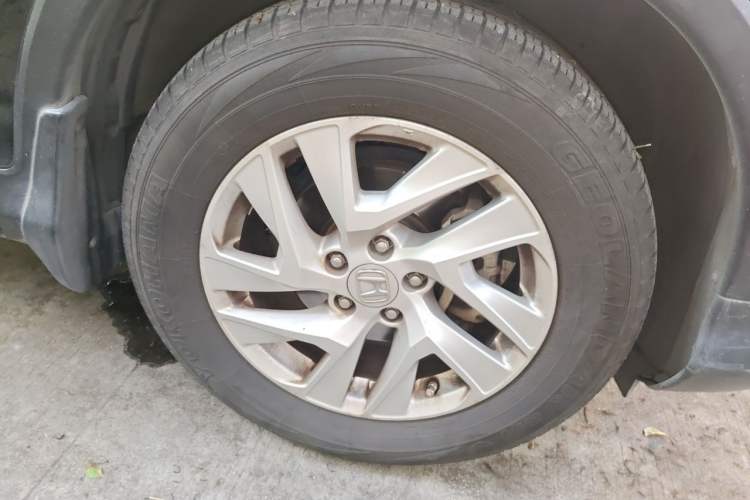 Used Honda CR-V 2015 2.4L two-wheel drive luxury version Right Front Wheel Hub