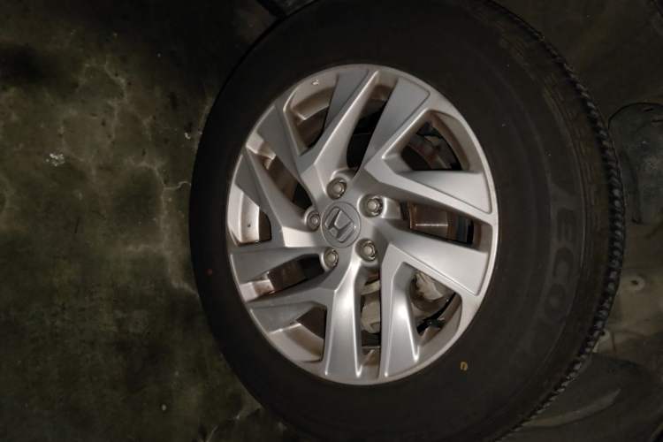 Used Honda CR-V 2015 2.4L two-wheel drive luxury version Right Front Wheel Hub
