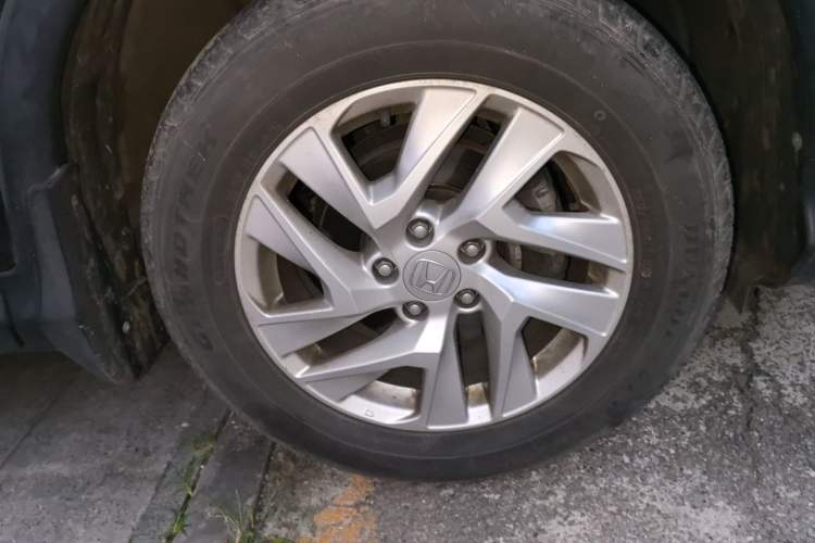Used Honda CR-V 2015 2.4L two-wheel drive luxury version Right Front Wheel Hub