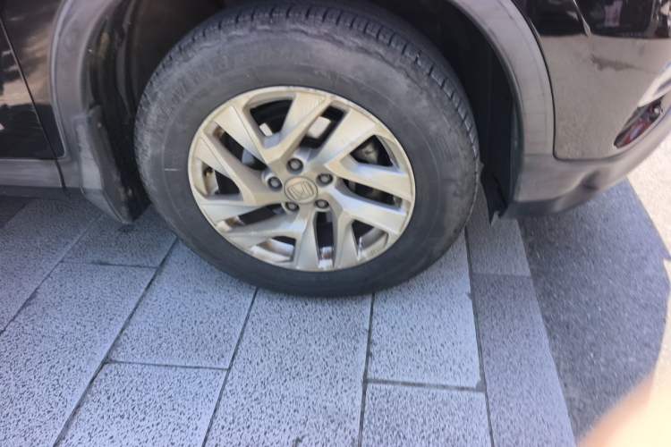 Used Honda CR-V 2015 2.4L two-wheel drive luxury version Right Front Wheel Hub
