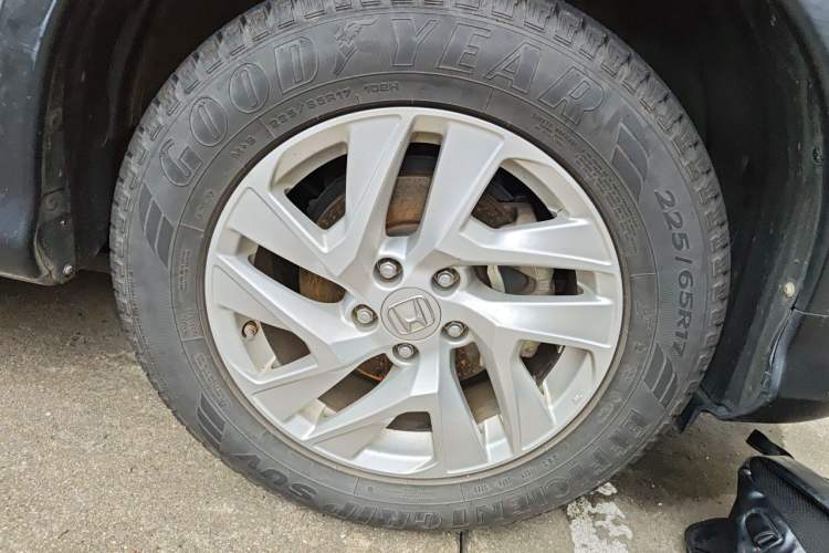 Used Honda CR-V 2015 2.4L two-wheel drive luxury version Right Front Wheel Hub