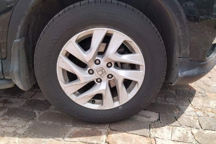 Used Honda CR-V 2015 2.4L four-wheel drive luxury version Right Front Wheel Hub