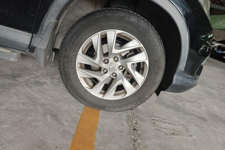 Used Honda CR-V 2015 2.4L two-wheel drive luxury version Right Front Wheel Hub