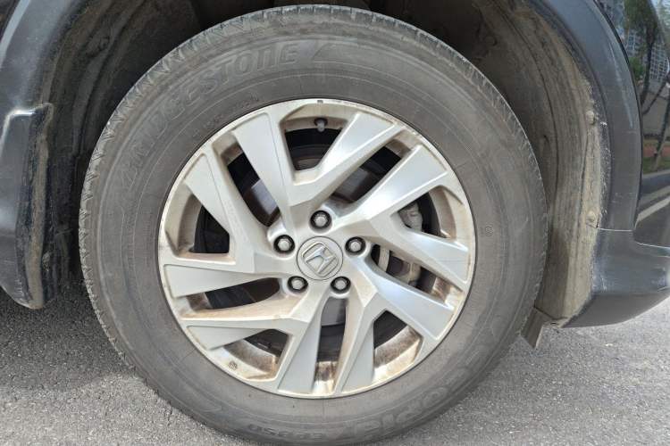 Used Honda CR-V 2015 2.4L four-wheel drive luxury version Right Front Wheel Hub