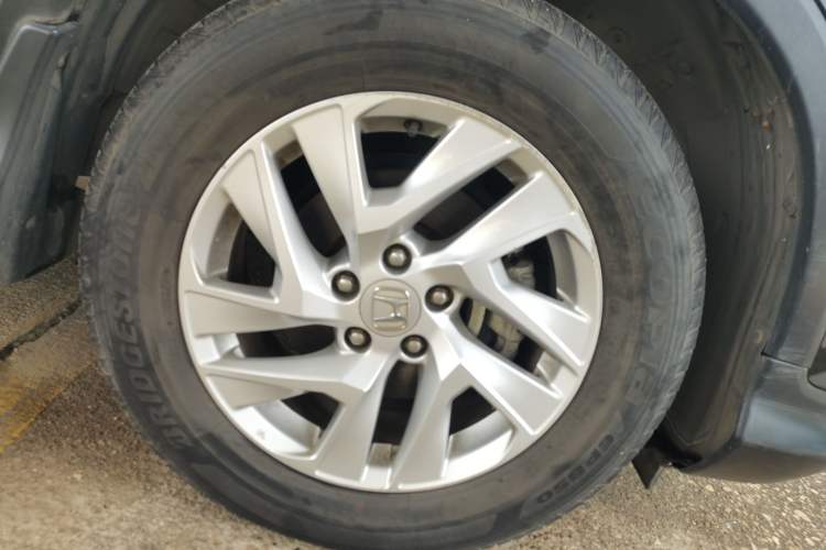 Used Honda CR-V 2015 2.4L two-wheel drive luxury version Right Front Wheel Hub