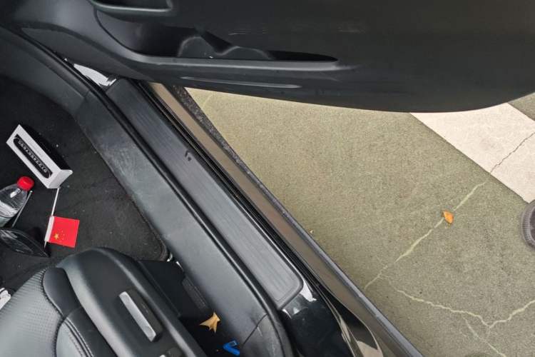 Used Honda CR-V 2015 2.4L two-wheel drive luxury version Right Side Sill