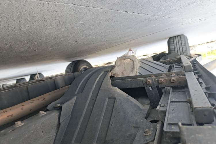 Used Honda CR-V 2015 2.4L two-wheel drive luxury version Right Side Sill