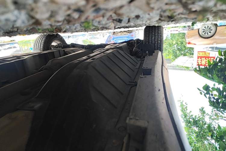 Used Honda CR-V 2015 2.4L two-wheel drive luxury version Right Side Sill
