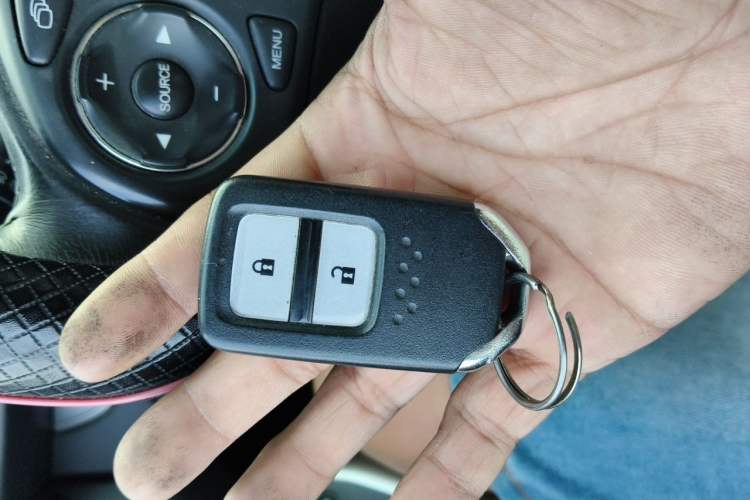 Used Honda CR-V 2015 2.4L four-wheel drive luxury version Vehicle Key