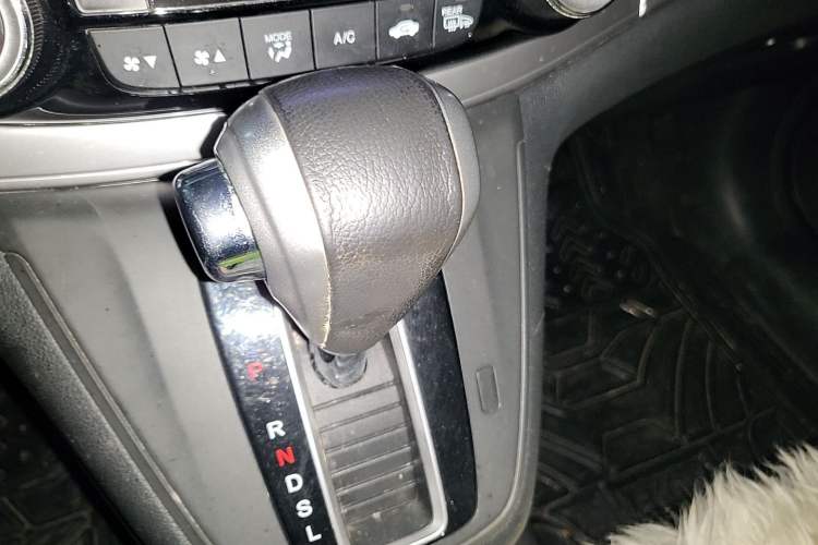 Used Honda CR-V 2015 2.4L four-wheel drive luxury version Gear Lever