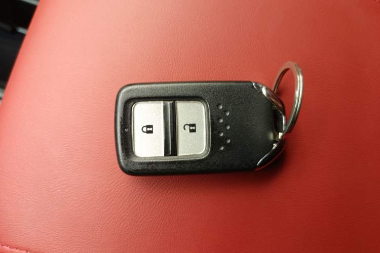 Used Honda CR-V 2015 2.4L two-wheel drive luxury version Interior 1