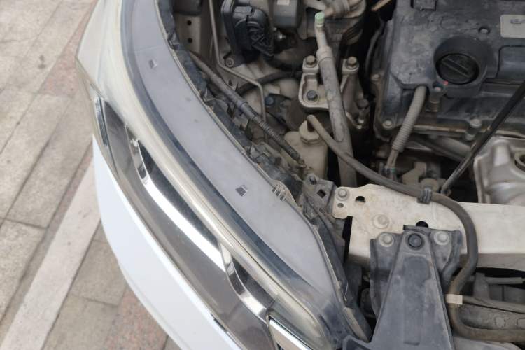 Used Honda CR-V 2015 2.4L two-wheel drive luxury version Engine Bay Right