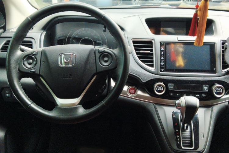 Used Honda CR-V 2015 2.4L two-wheel drive luxury version Center Console