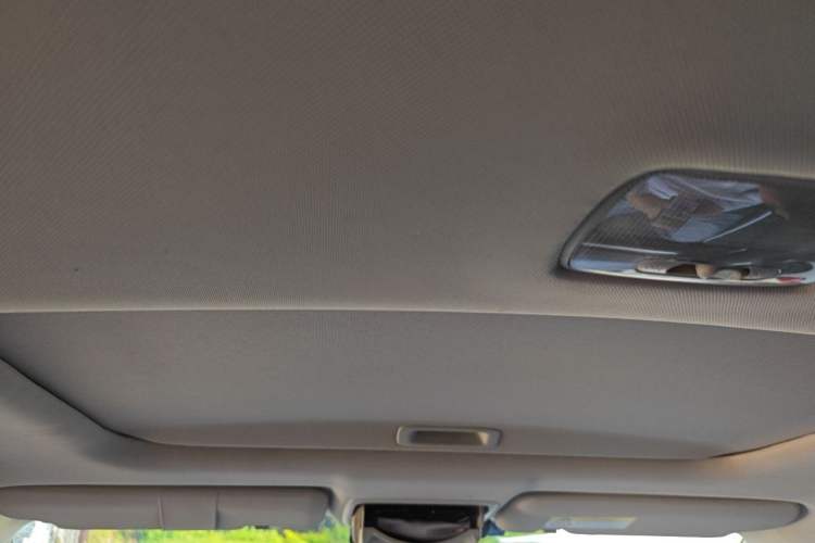 Used Honda CR-V 2015 2.4L two-wheel drive luxury version Headliner