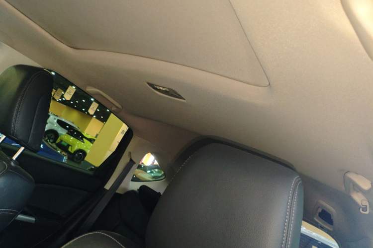 Used Honda CR-V 2015 2.4L two-wheel drive luxury version Headliner