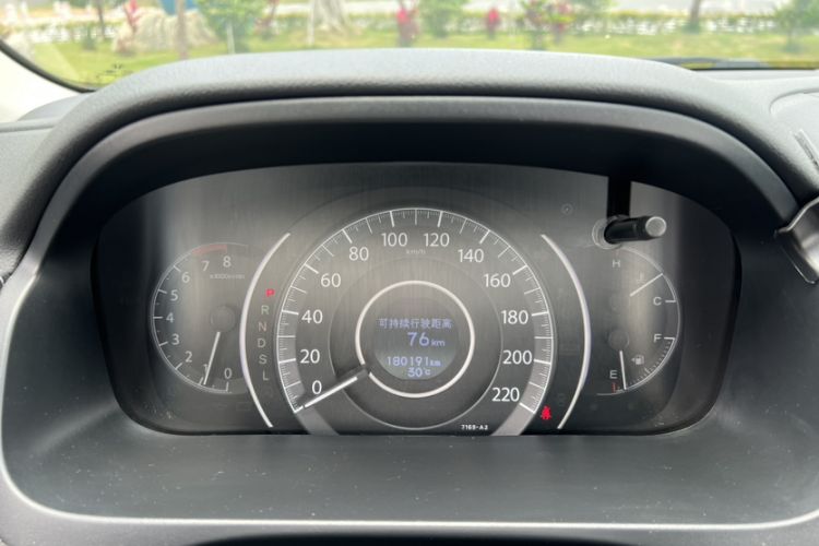 Used Honda CR-V 2015 2.4L two-wheel drive luxury version Odometer Close Up