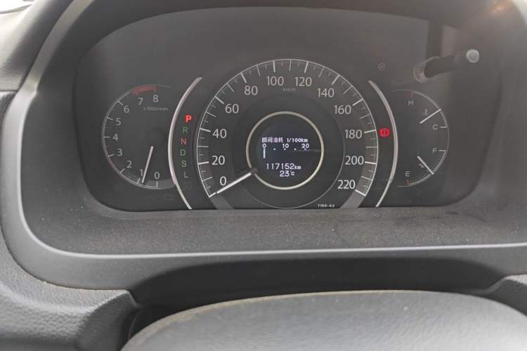 Used Honda CR-V 2015 2.4L two-wheel drive luxury version Odometer Close Up