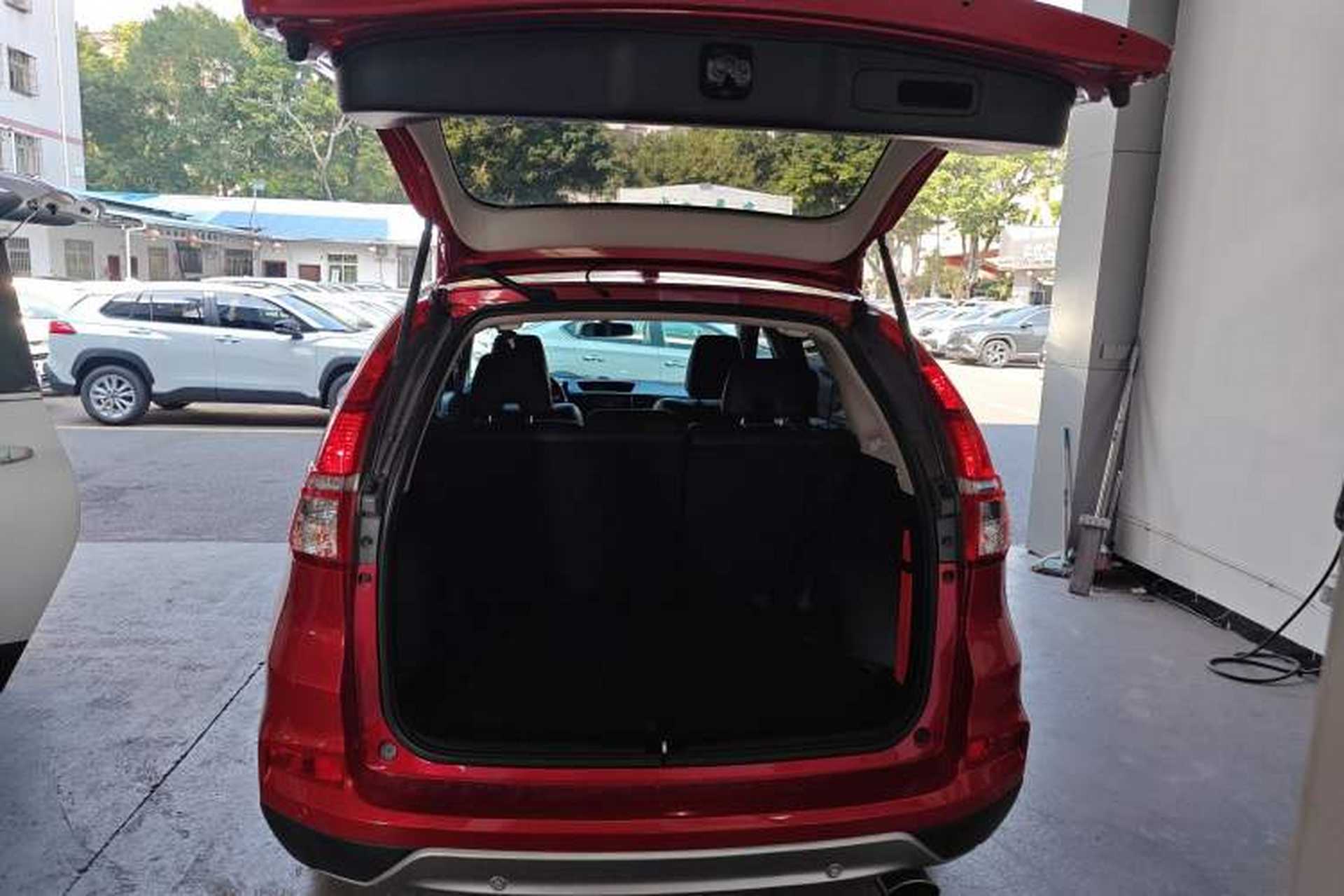 Used Honda CR-V 2015 2.4L two-wheel drive luxury version Trunk