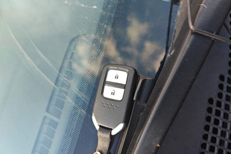 Used Honda CR-V 2015 2.4L two-wheel drive luxury version Vehicle Key