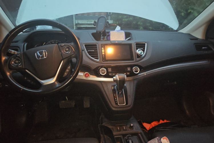 Used Honda CR-V 2015 2.4L two-wheel drive luxury version Center Console