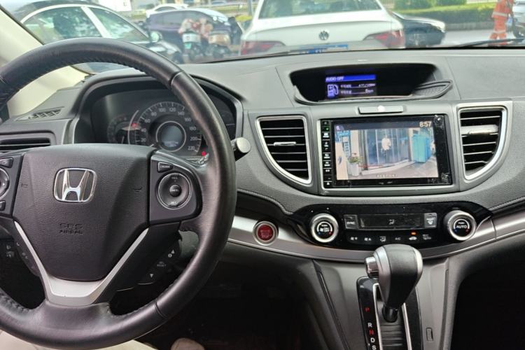 Used Honda CR-V 2015 2.4L two-wheel drive luxury version Center Console