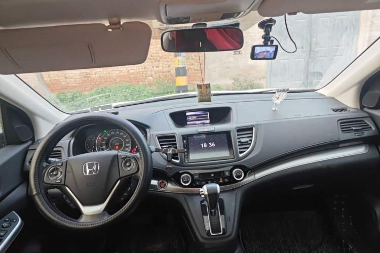 Used Honda CR-V 2015 2.4L two-wheel drive luxury version Center Console