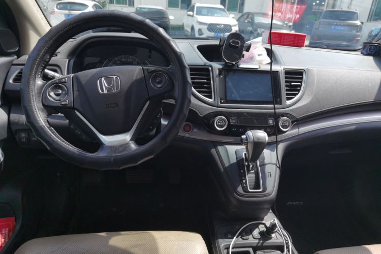 Used Honda CR-V 2015 2.4L two-wheel drive luxury version Center Console
