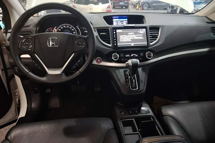 Used Honda CR-V 2015 2.4L two-wheel drive luxury version Center Console