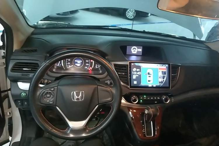 Used Honda CR-V 2015 2.0L two-wheel drive Fashion Edition Center Console