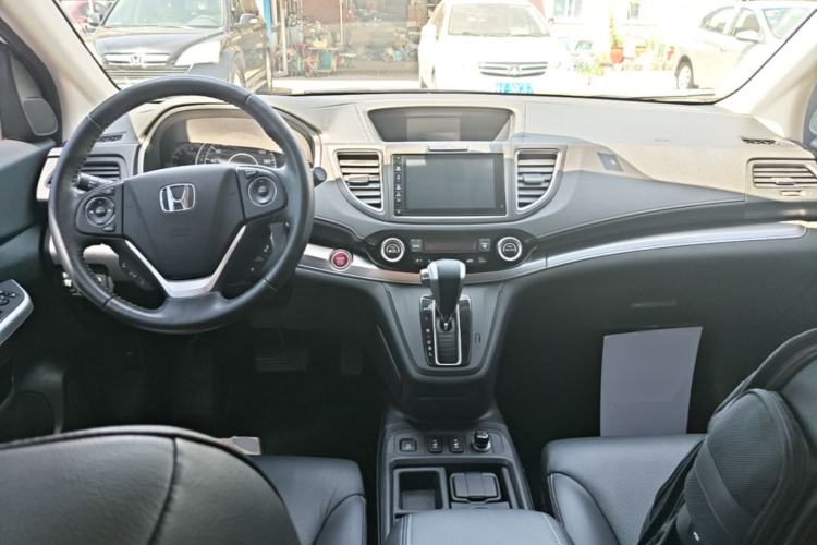 Used Honda CR-V 2015 2.4L two-wheel drive luxury version Center Console
