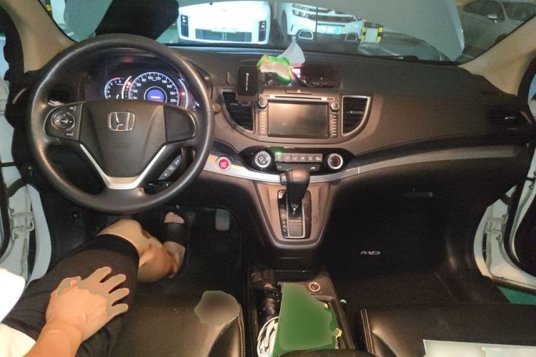 Used Honda CR-V 2015 2.0L two-wheel drive Fashion Edition Center Console