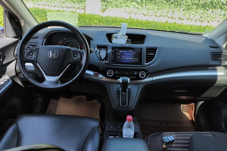 Used Honda CR-V 2015 2.4L two-wheel drive luxury version Center Console