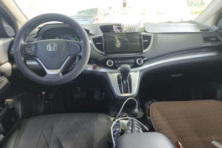 Used Honda CR-V 2015 2.0L two-wheel drive Fashion Edition Center Console