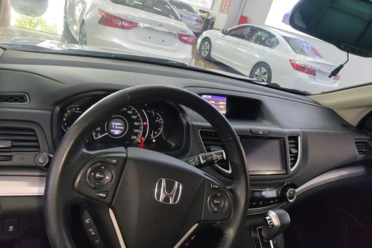 Used Honda CR-V 2015 2.4L two-wheel drive luxury version Center Console