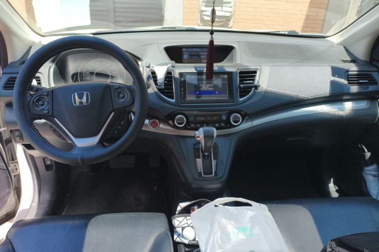 Used Honda CR-V 2015 2.4L two-wheel drive luxury version Center Console