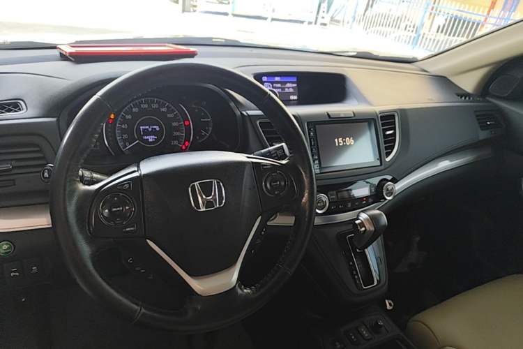Used Honda CR-V 2015 2.4L two-wheel drive luxury version Center Console