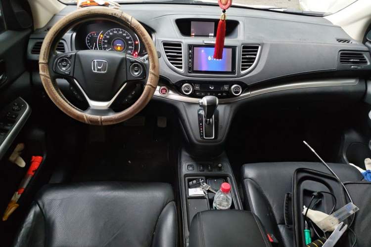 Used Honda CR-V 2015 2.4L two-wheel drive luxury version Center Console