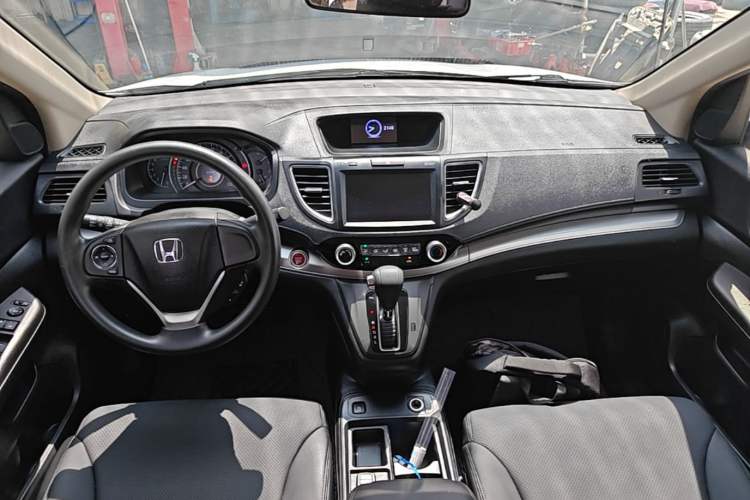 Used Honda CR-V 2015 2.0L two-wheel drive Fashion Edition Center Console