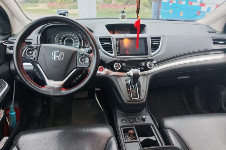 Used Honda CR-V 2015 2.4L two-wheel drive luxury version Center Console