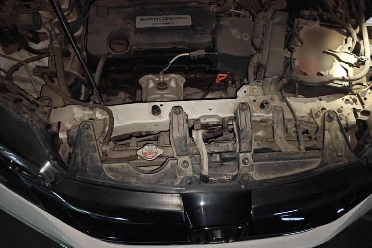Used Honda CR-V 2015 2.4L two-wheel drive luxury version Engine Bay