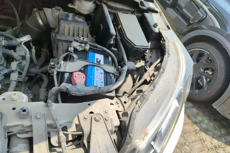 Used Honda CR-V 2015 2.0L two-wheel drive Fashion Edition Engine Bay Left