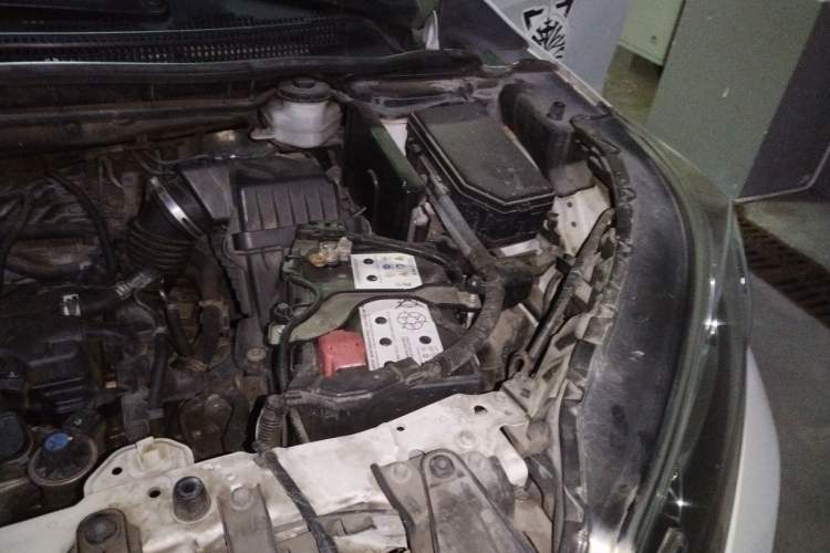 Used Honda CR-V 2015 2.0L two-wheel drive Fashion Edition Engine Bay Left