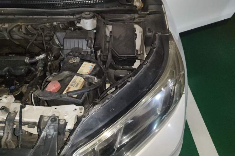 Used Honda CR-V 2015 2.0L two-wheel drive Fashion Edition Engine Bay Left
