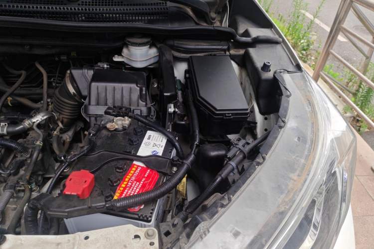 Used Honda CR-V 2015 2.0L two-wheel drive Fashion Edition Engine Bay Left