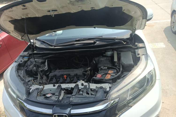 Used Honda CR-V 2015 2.0L two-wheel drive Fashion Edition Engine Bay
