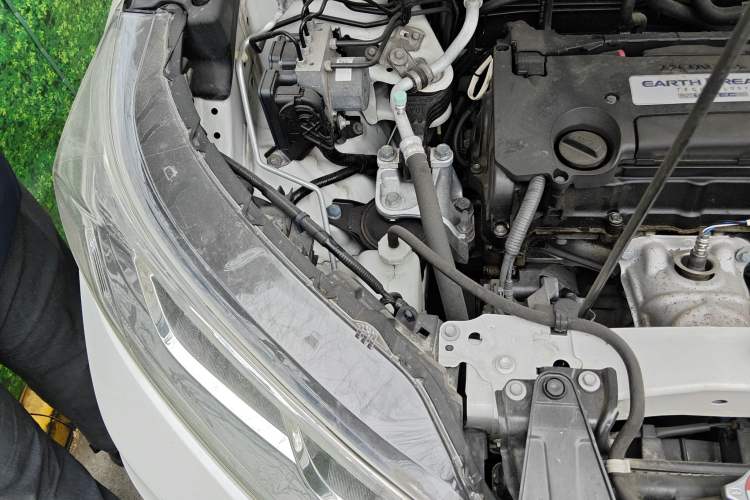 Used Honda CR-V 2015 2.4L two-wheel drive luxury version Engine Bay Right